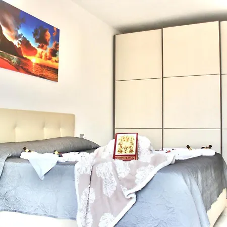 Romantic Dream On The Lake *