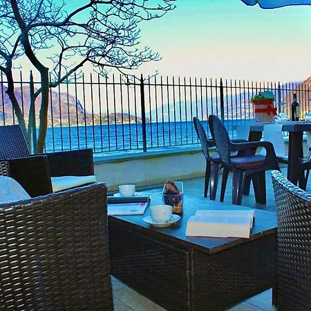 Romantic Dream On The Lake *